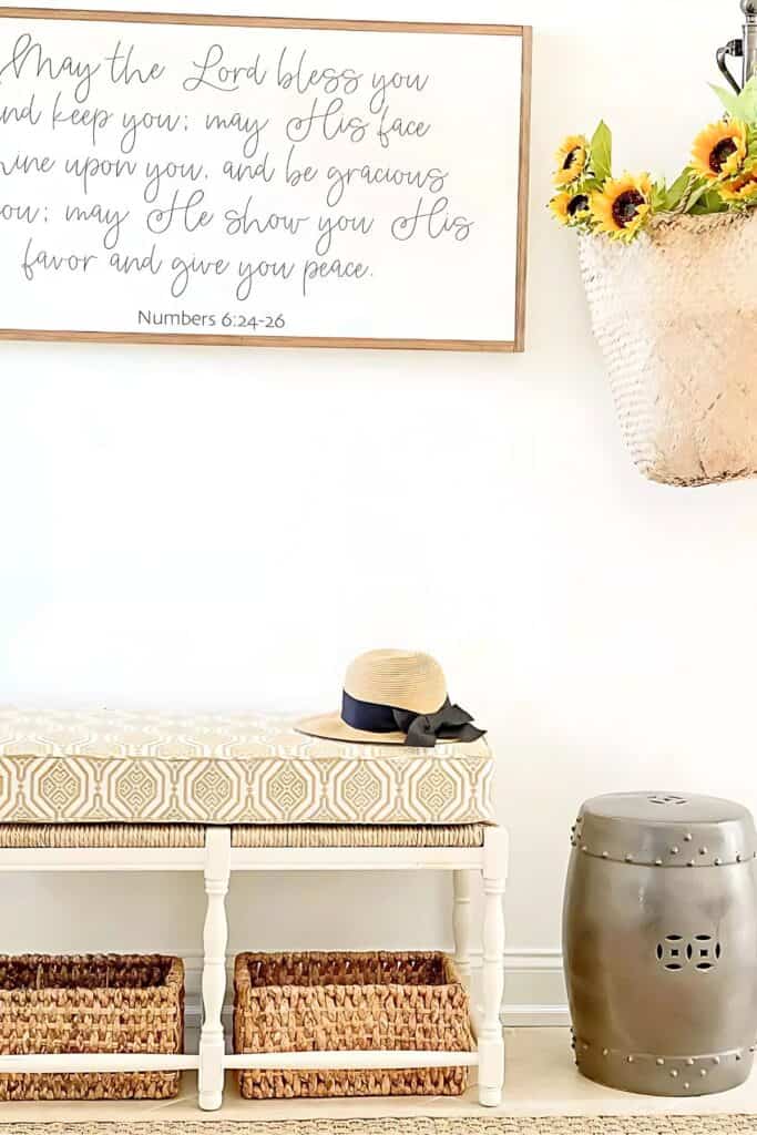 foyer-bench with baskets