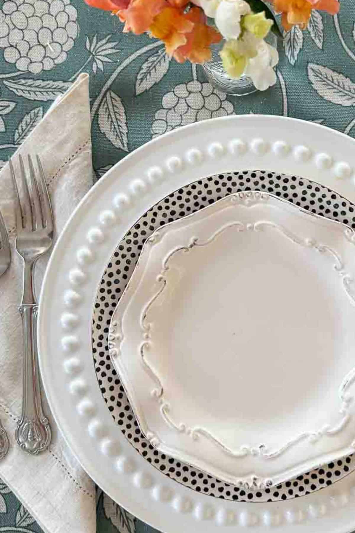 BLACK AND WHITE PLACE SETTING