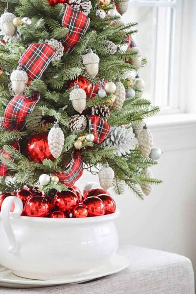 Red, black and white decor on a Christmas tree