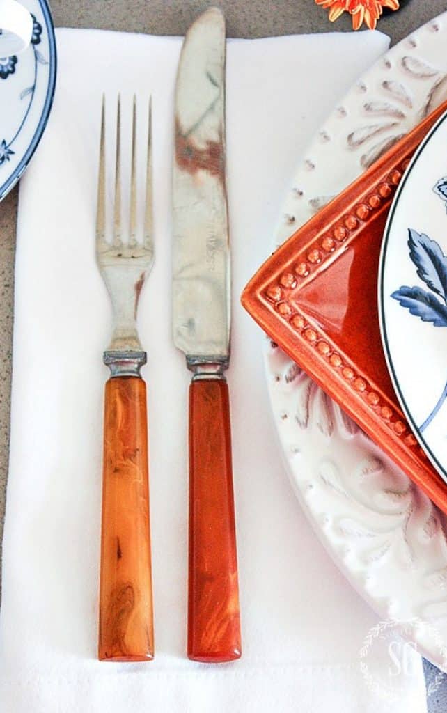 fall-tablescape-ideas-vintage-flatware-rust-and-blue-place-setting.jpg