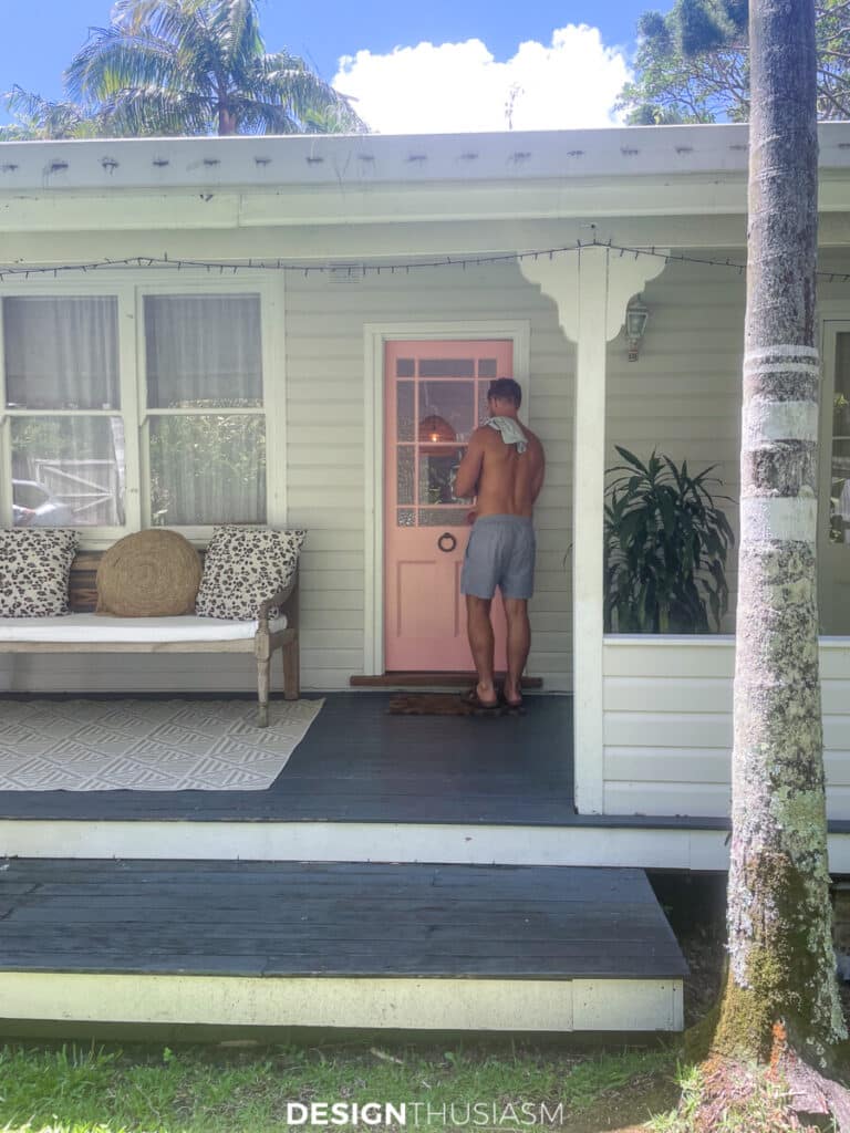 beach cottage with pink door