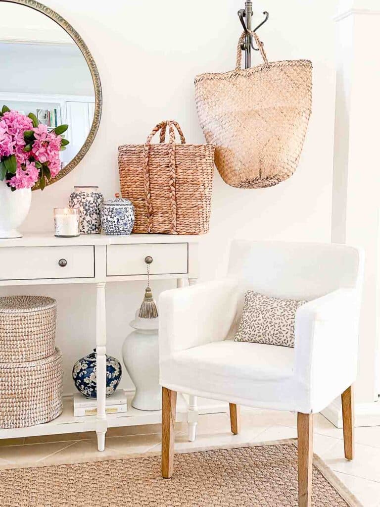 summer foyer ideas- grab and go tote on a vertical hook