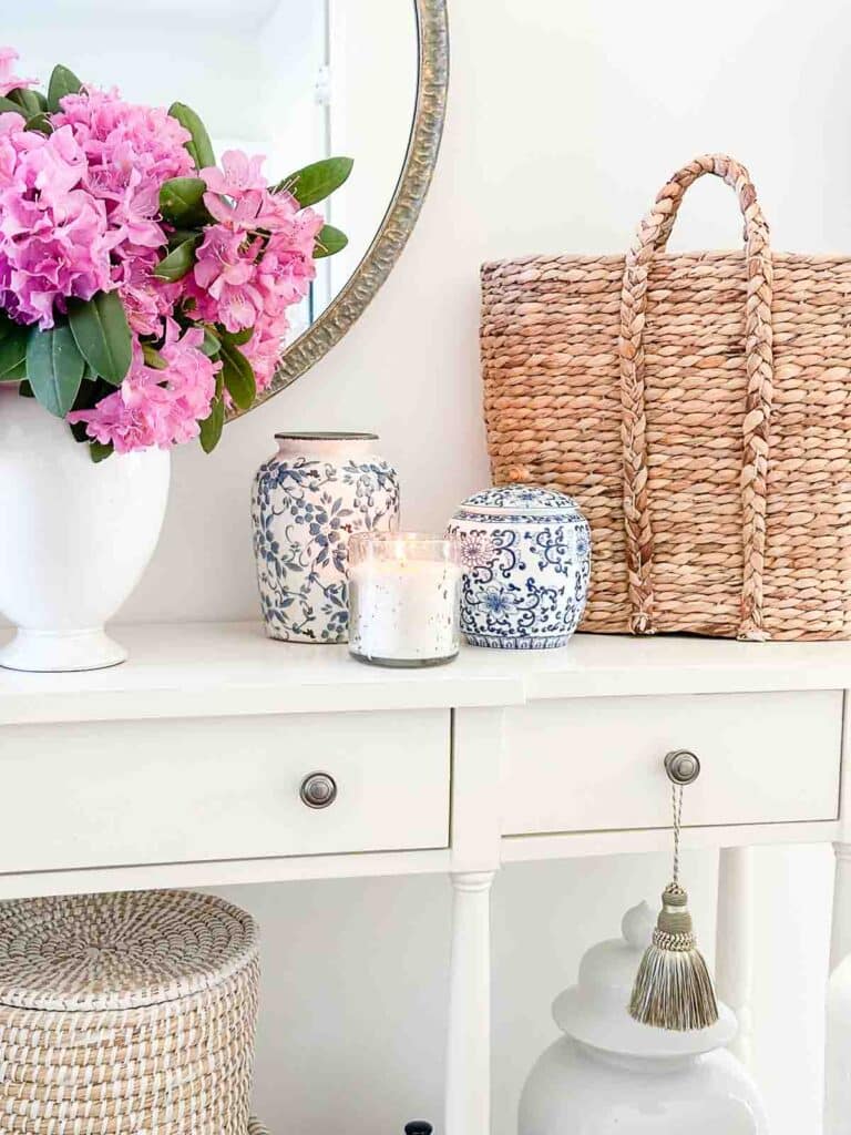 summer foyer ideas- white candle on the table