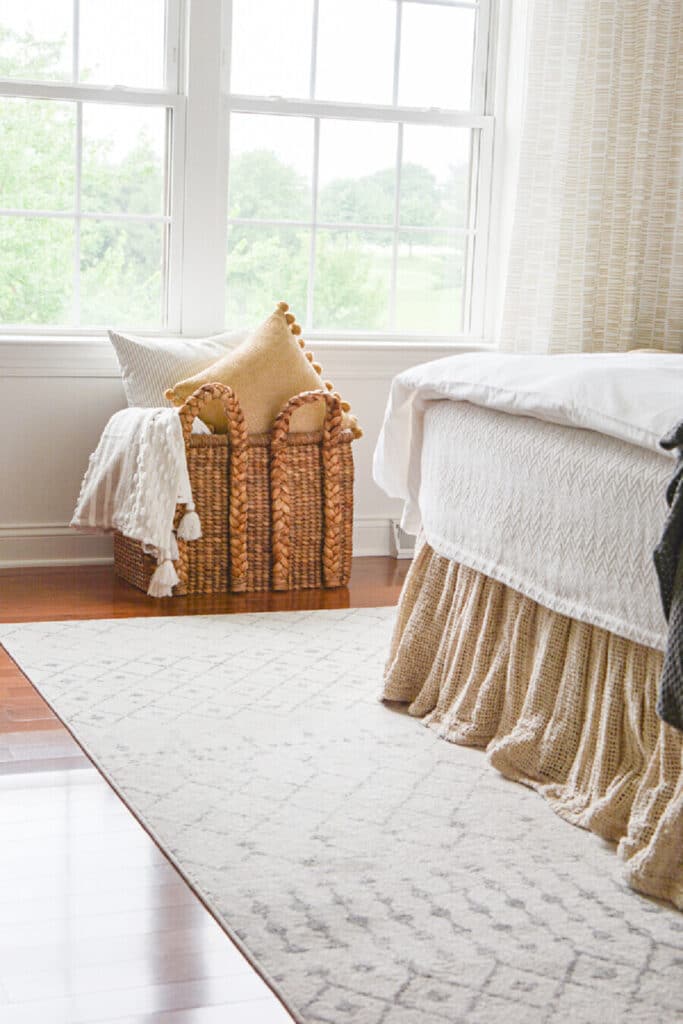 SUMMER GUEST BEDOOM- BASKET WITH DECORATIVE PILLOWS