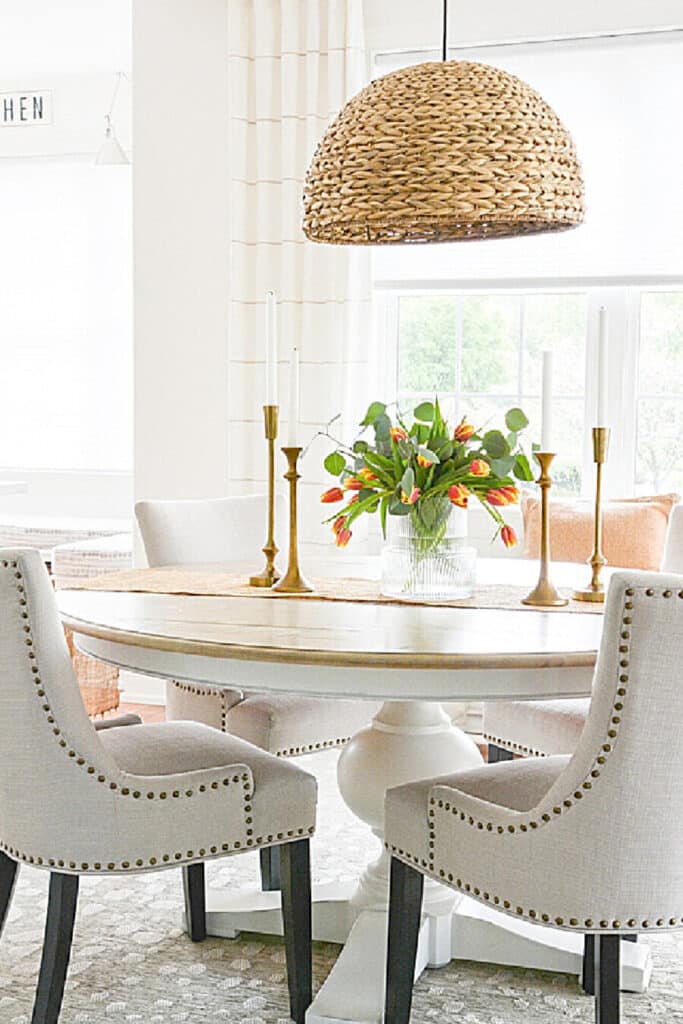 SMALL DINING ROOM WITH FURNITURE THAT ARE  EXAMPLES OF SCALE AND PROPORTION (1).jpg