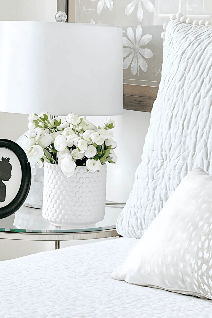 BEDROOM WITH A NIGHT STAND