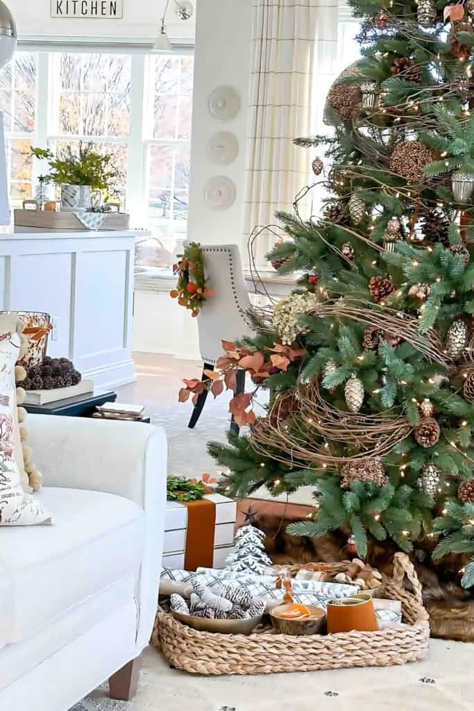 CHRISTMAS TREE IN THE LIVING ROOM