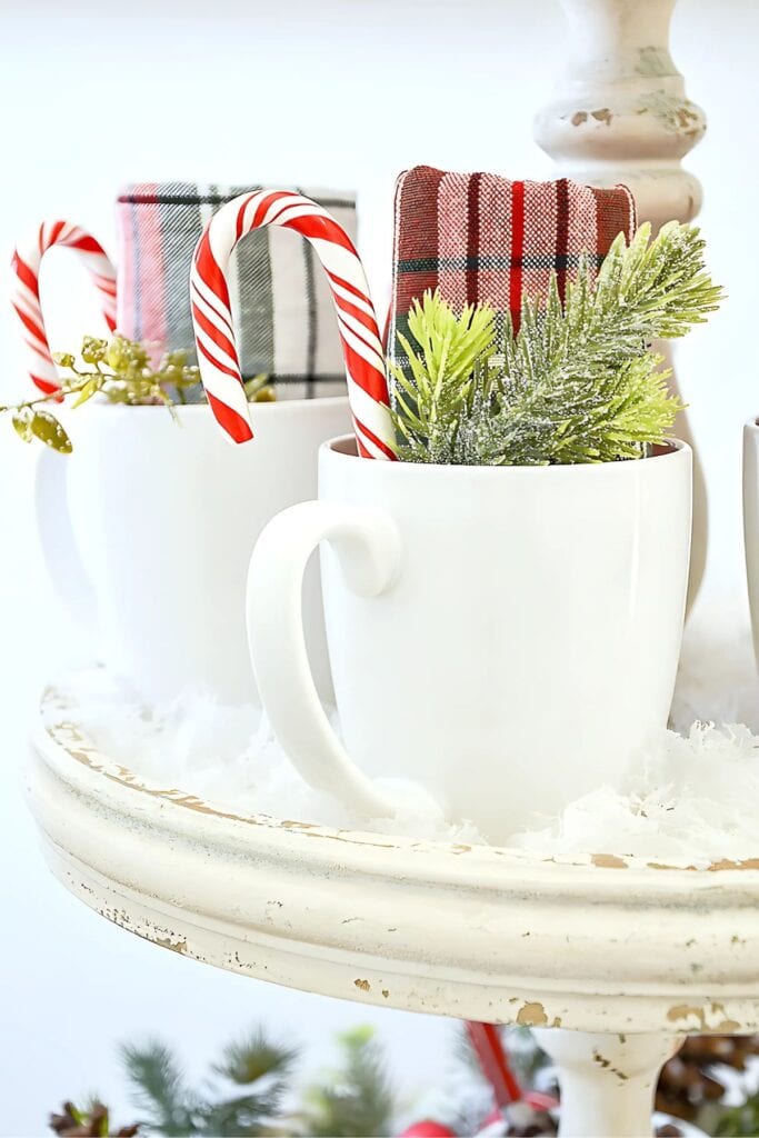 Mugs with Christmas napkins and candy canes -e