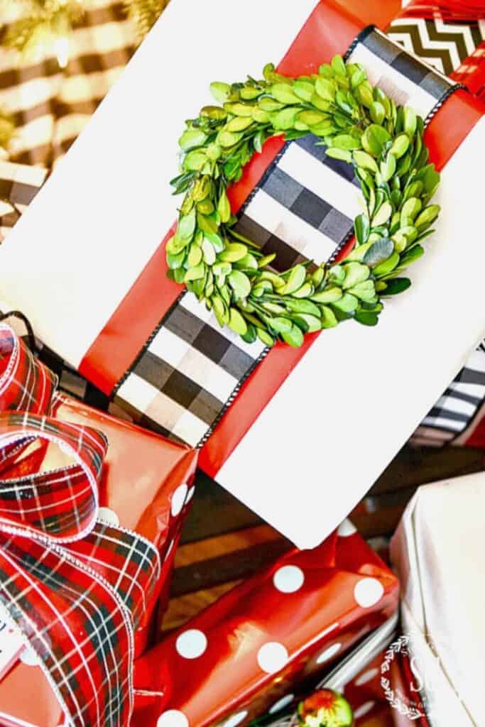 1 Christmas gift with a boxwood wreath