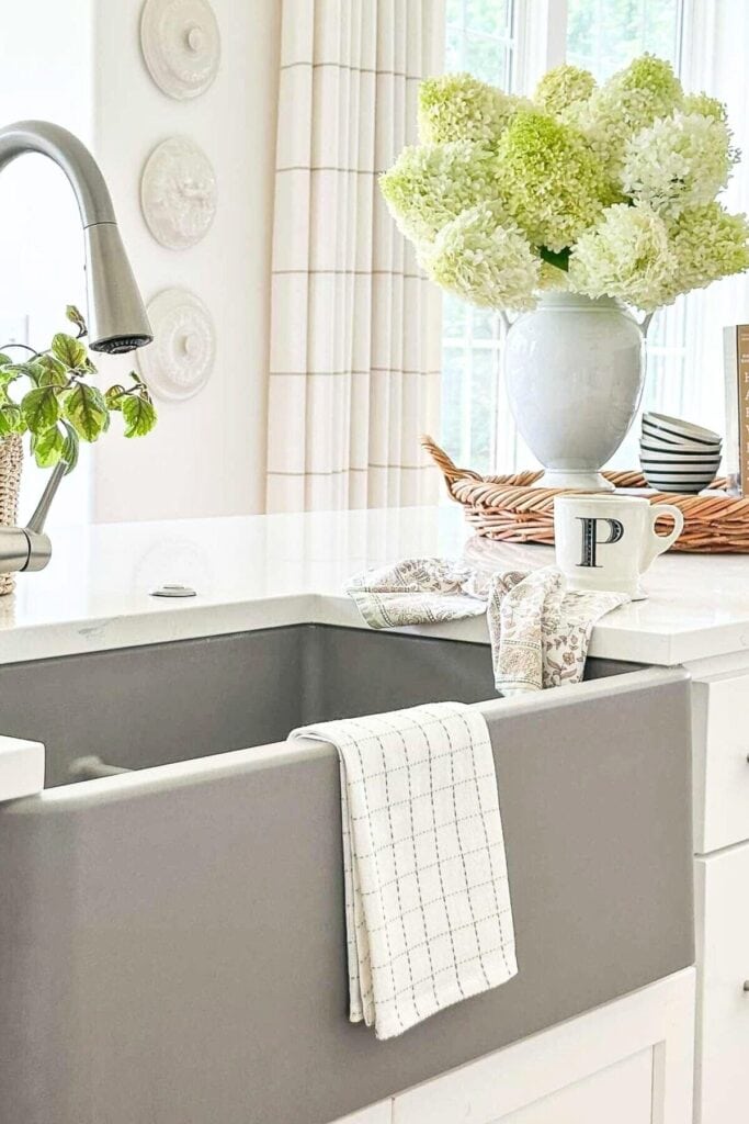 simple-home-decorating-tips-kitchen-counter-hydrangeas.jpg