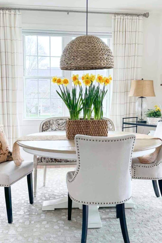 LAST MINUTE EASTER IDEAS- daffodil centerpiece on a dining room table