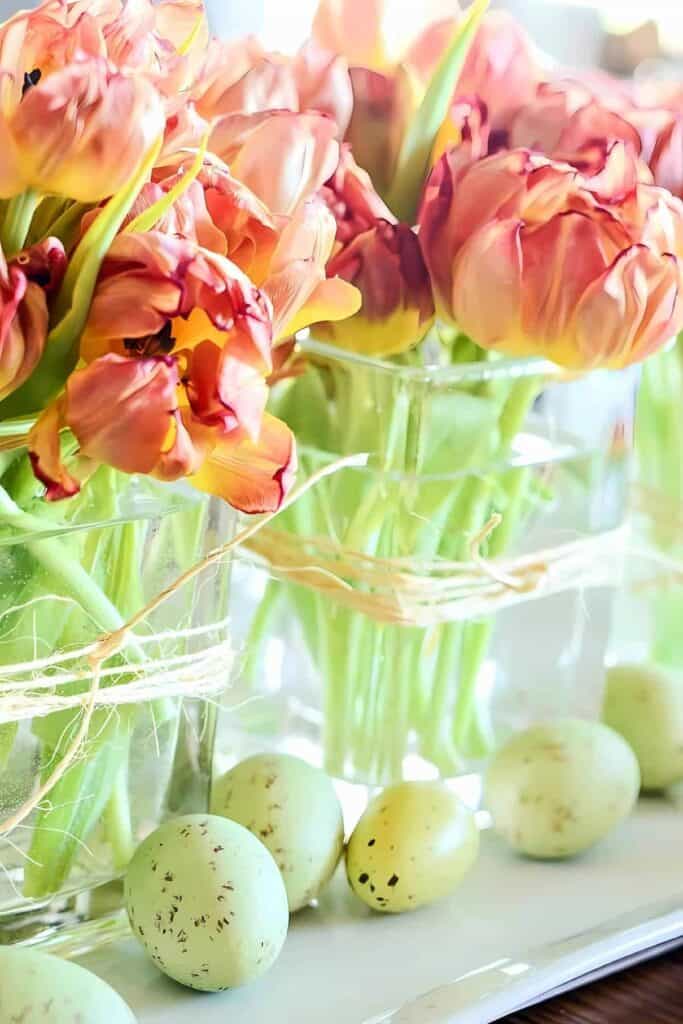 last minute Easter decorating ideas using tulips in glass vases with decorative eggs
