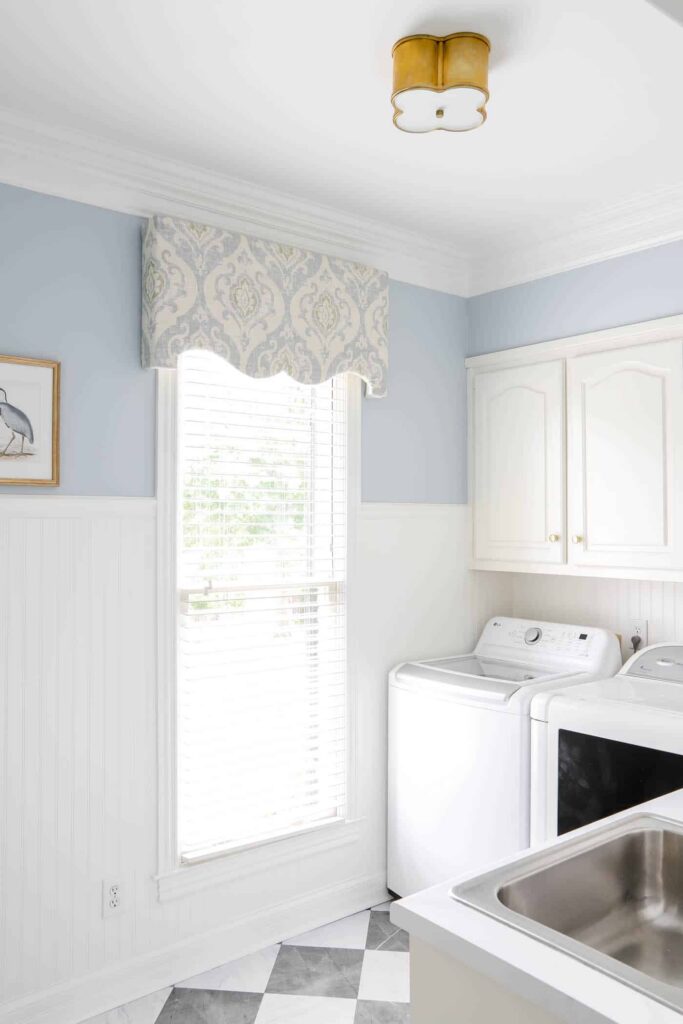 Pretty cornice in a laundry room