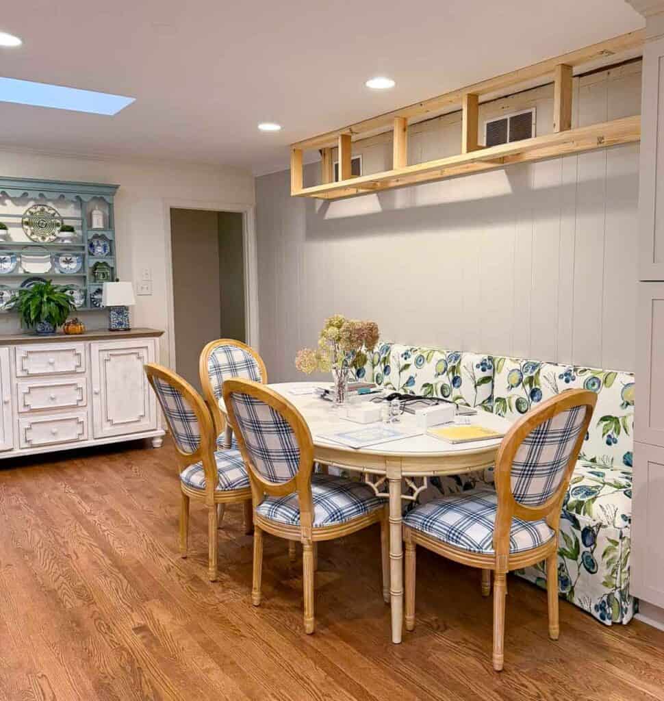 banquet and table in a keeping room