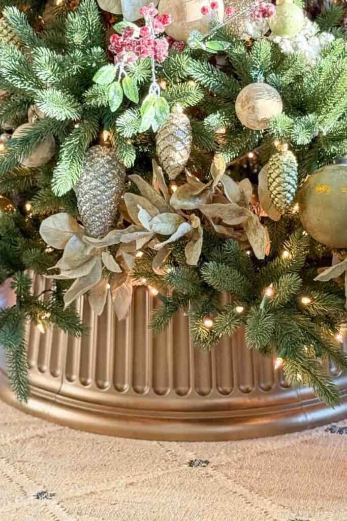 Christmas Tour 2025-gilded tree collar