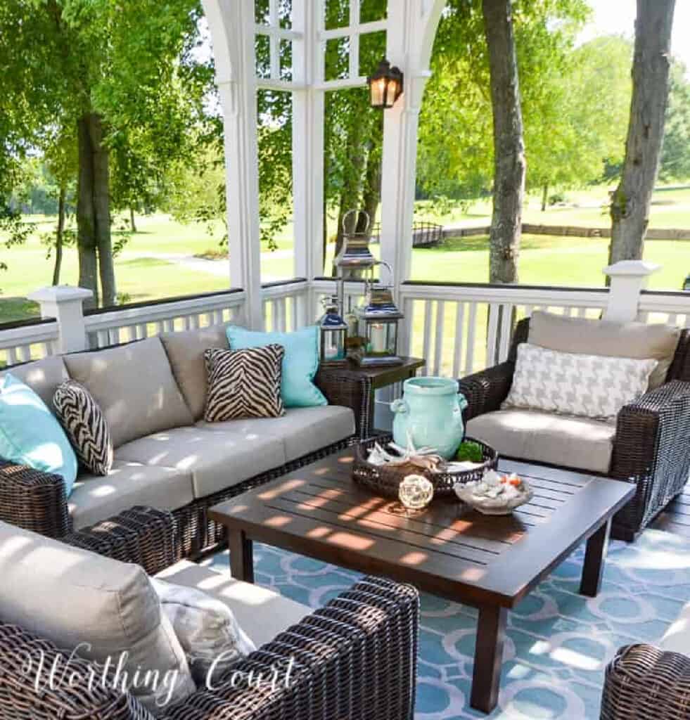 Inviting Outdoor Space Decor