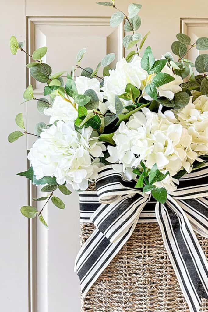 hydrangea-door-basket-detail-black-white-ribbon